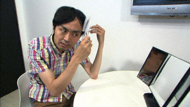 「教科書にのせたい！」で「なぜ髪の毛は抜けてしまうのか？」という謎の解明に挑むアンガールズ田中。(c)TBS