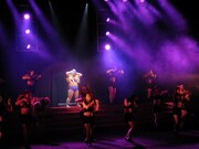 「夏は1人で大回転～潮水をあびながら～」の一場面。(c)吉本興業