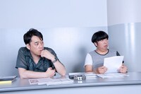 座談会に参加したバナナマン。