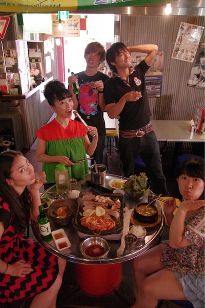 9月8日（土）、韓国・釜山のユンヒョンビン小劇場にて、韓国語ライブ「ペゴパジュッケッ～Show!!」を開催するペゴパ（とくこ、ウリ、アッサー！澤木、スクールゾーン橋本）。