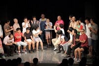 質問コーナーでは、芸人たちのエピソードが盛りだくさん。