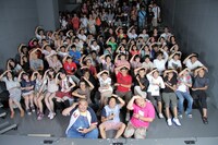 生徒たちとシェーのポーズで記念撮影。(c)松竹芸能