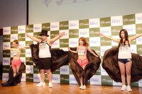 マントを脱ぎ、ダイエットの成果を披露する4人。