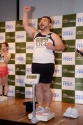 計測の結果、現在の体重を把握した瞬間の山田ルイ53世。