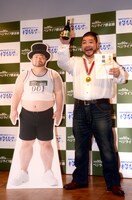 「ダイエットマラソン2012」で約16kgの減量に成功し、見事優勝した髭男爵・山田ルイ53世。左はダイエット前に撮影された写真パネル。