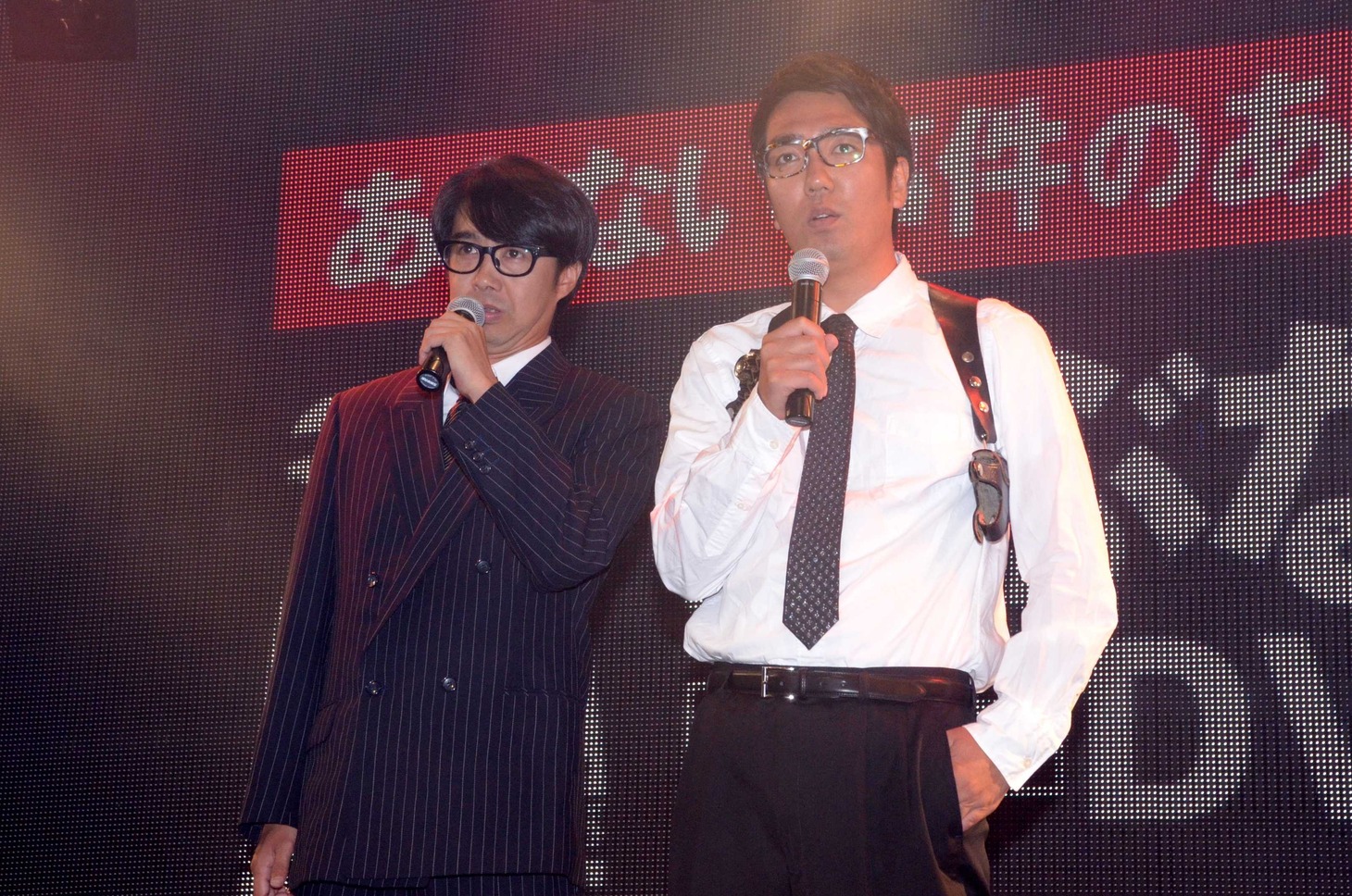 登場するなり柴田恭兵（ユージ）のモノマネを披露する矢作（左）。