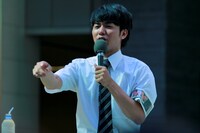 終始カメラマンからフラッシュを浴びていたピース綾部。