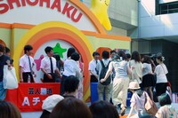 握手会では綾部のもとに女性が集まり、相手チームが不満を漏らす場面も。