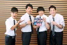 会見より、左から、カラテカ入江、雨上がり決死隊、サバンナ高橋。