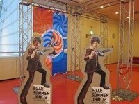 「たりふた展」の顔ハメパネル。