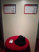 展示品の1つ、山里の昆布帽子とザキヤマ携帯ケース。