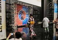 楽屋ツアーでは、セットの記念撮影タイムも。2人の楽屋では、握手や記念撮影などが行われた。