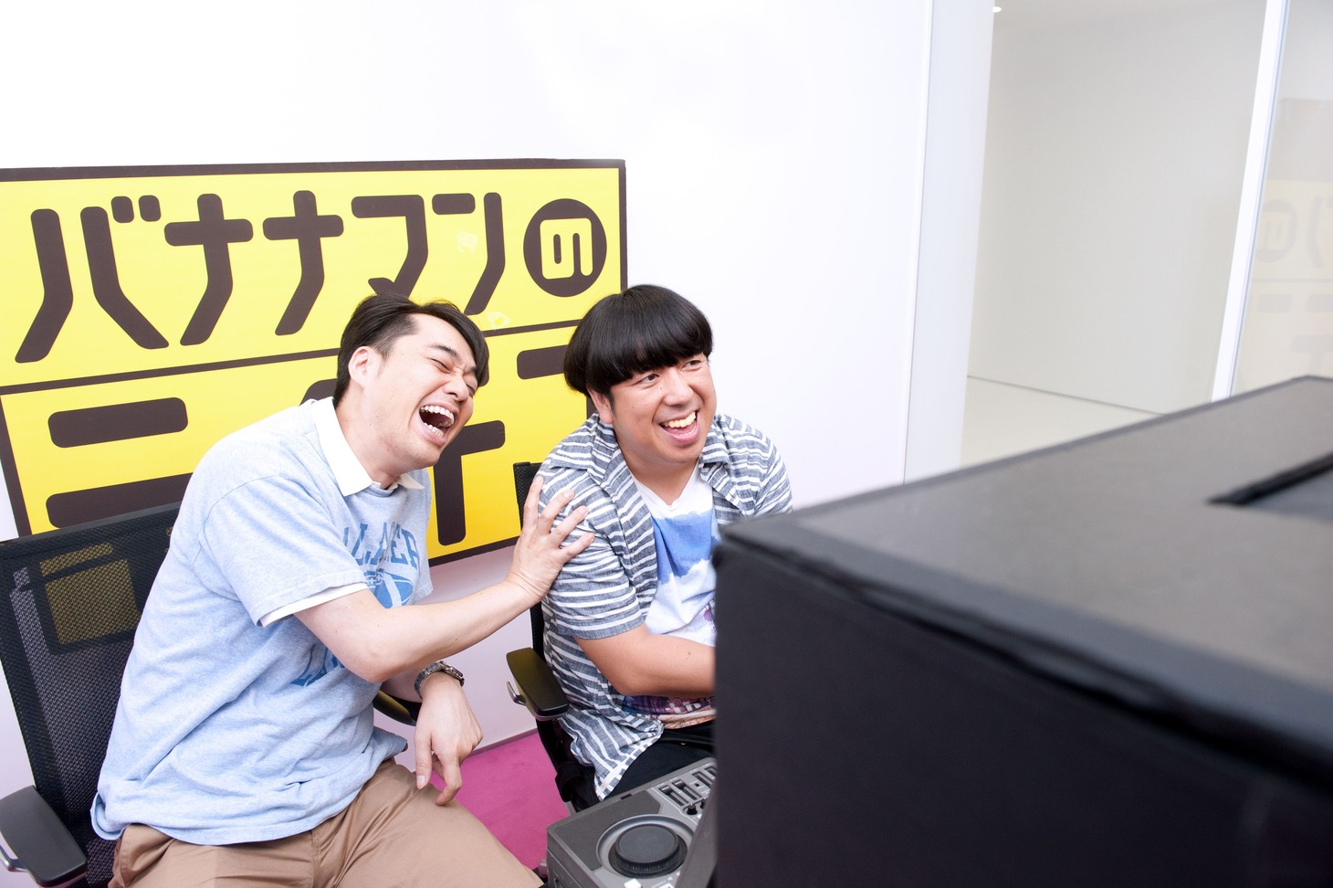 「バナナマンのテイテン」のMCを務めるバナナマン。番組は日本初のスマホ向け放送局としても話題のNOTTV（ノッティーヴィー）で放送中だ。