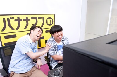 「バナナマンのテイテン」のMCを務めるバナナマン。番組は日本初のスマホ向け放送局としても話題のNOTTV（ノッティーヴィー）で放送中だ。