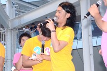 パンサー向井（中央左）を抱きしめるパンサー菅（中央右）。DVDの「第2回 酒の力で本音を語ろう！」企画の再現だ。