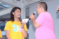 パンサー菅（左）とジューシーズ赤羽（右）。