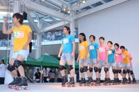 ローラースケートを履いて光GENJIの「ガラスの十代」を踊る「トリオさん」メンバー。