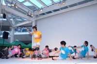 「ガラスの十代」を踊る「トリオさん」メンバー。