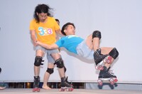 ローラースケートで見事な技を見せるパンサー菅（左）とジャングルポケット太田（右）。