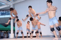 「トリオさん」のDVD発売記念イベントで「ガラスの十代」ライブパフォーマンスを披露したジャングルポケット、パンサー、ジューシーズの3組。