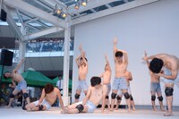 「ガラスの十代」のパフォーマンスの一場面。