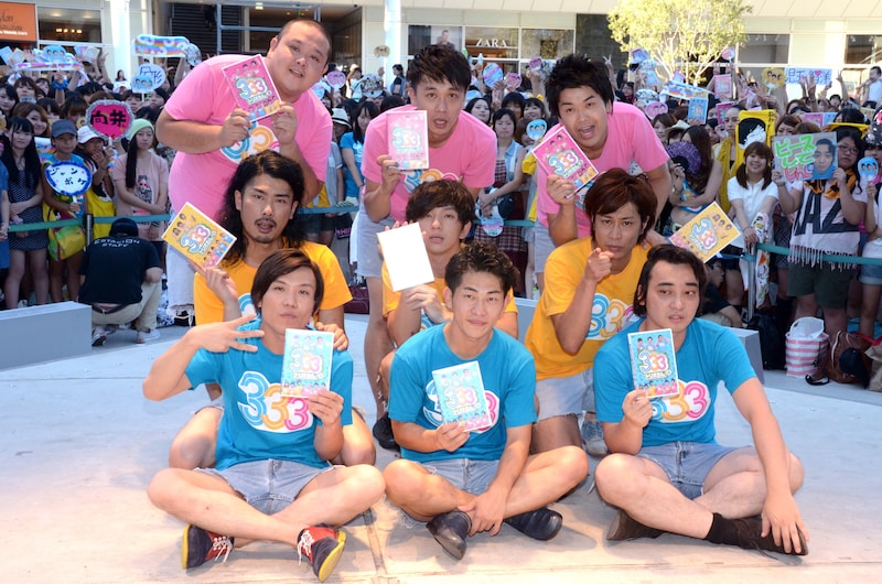 前列がジャングルポケット、中列がパンサー、後列がジューシーズ。