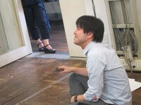 真栄田にギャグをムチャぶりされた、元芸人、現作家の夏生。