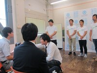 記者に初恋クロマニヨンの漫才の点数を求める真栄田。