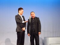 いつものように仲良く漫才をしようとするレイザーラモン。