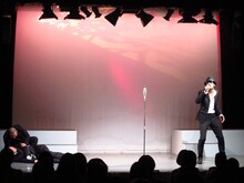 倒れたHG、叫ぶRGのもとに、横山剣（こりゃめでてーな伊藤）が「俺の話を聞け」と熱唱。