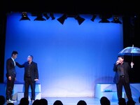 HGの生還を祝う中西保志。