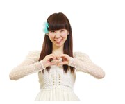 エントリーナンバー12（コンビでのエントリー）、ポッピング☆リボン・なな。チャームポイントは「照れ笑い」。(C) YOSHIMOTO KOGYO. All Rights Reserved.