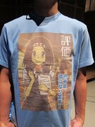 事務所での豊本Tシャツ。