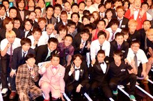 「日清食品 THE MANZAI 2012」 の「認定漫才師」と、ナインティナイン（前列中央）。彼らの中から、ナイナイ、Hi-Hi、笑い飯が取材会に出席した。