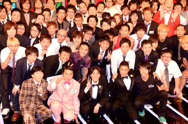 「日清食品 THE MANZAI 2012 年間最強漫才師決定トーナメント」で決勝大会のMCを務めるナインティナイン（前列中央）と漫才師達。