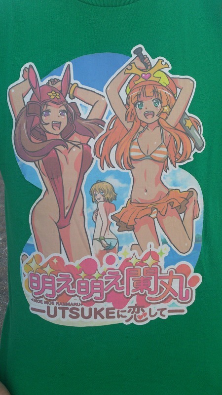 海での豊本Tシャツ。