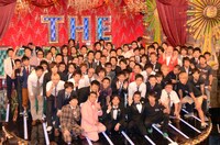 「THE MANZAI 2012 認定漫才師」達と、フジテレビ系で放送される決勝戦の司会・ナインティナイン（前列中央）。