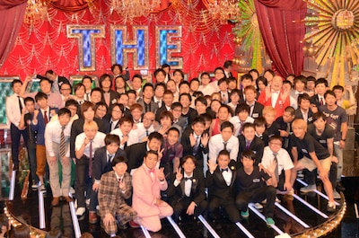 「THE MANZAI 2012 認定漫才師」50組と、フジテレビ系で放送される決勝戦の司会・ナインティナイン（前列中央）。