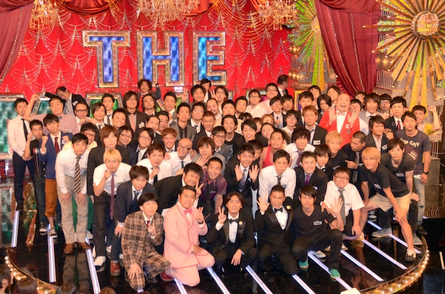 「THE MANZAI 2012 認定漫才師」達と、フジテレビ系で放送される決勝戦の司会・ナインティナイン（前列中央）。