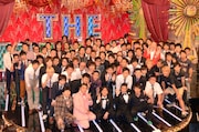 「THE MANZAI 2012 認定漫才師」達と、フジテレビ系で放送される決勝戦の司会・ナインティナイン(前列中央)。