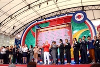 「日清食品 THE MANZAI 2012 認定漫才師」のお披露目イベントに集った芸人達。大会にかける意気込みを1組ずつ語った。