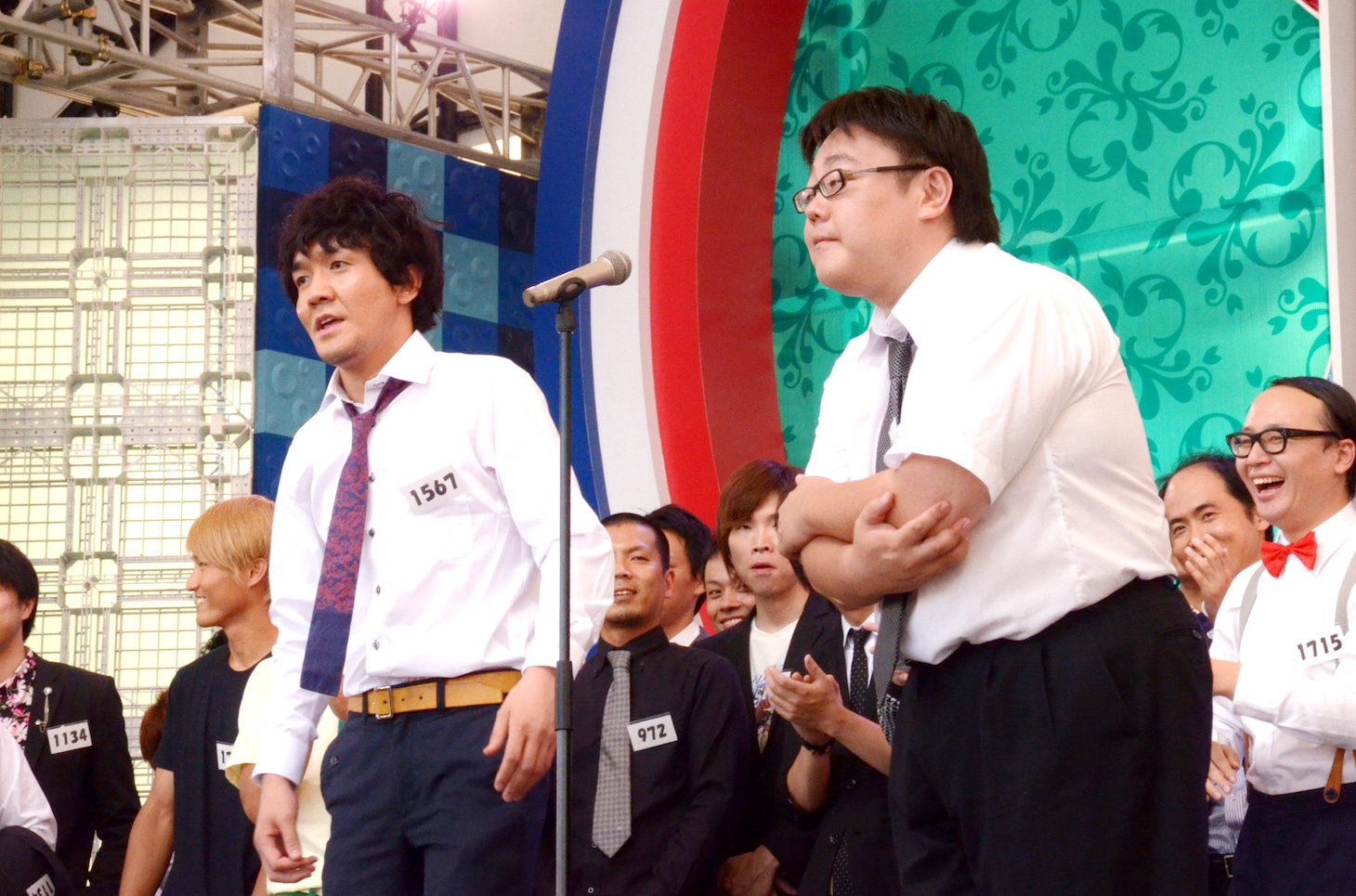 タイムマシーン3号・関（右）は秋元康になりすまし「ここにいるみなさん、全員ジャカルタへ飛ばします」。