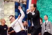 「1/3の純情な感情」（SIAM SHADE）の替え歌を披露するトレンディエンジェル斉藤（右）と、歌に合わせて“オタ芸”を披露するたかし（左）。