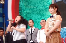 「青雲」のCMソングをアカペラで壮大に歌い上げるニッチェ江上（左）。