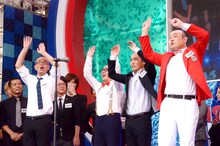 トレンディエンジェルのネタ「チェケラッチョハゲラッチョ」を、三田友梨佳アナの音頭に乗せて息ぴったりに踊る（左から）Hi-Hi岩崎、トレンディエンジェル、新宿カウボーイかねきよ。