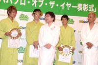 “尾木ママ”こと教育評論家の尾木直樹（中央）も1人だけ色違いのバスローブ姿で登場。