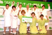 「資生堂『スーパーマイルド』パパフロ・オブ・ザ・イヤー表彰式」の出席者一同。