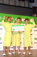 「パパフロ・オブ・ザ・イヤー」に輝いた（左から）「俳優・タレント部門」の杉浦太陽、庄司、「スポーツ部門」の男子マラソン・藤原新選手。