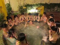 あるあるが湧き出る泉での祈祷。