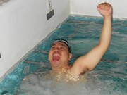 金メダルをとった瞬間のRG。プールサイドでは生徒たちが応援。